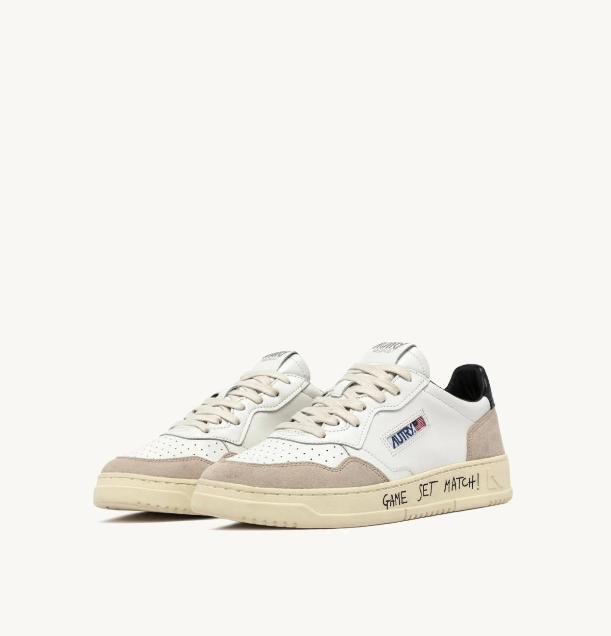 SCARPA MEDALIST LOW IN SUEDE E PELLE BIANCA E NERA CON LETTERING AUTRY