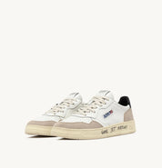 SCARPA MEDALIST LOW IN SUEDE E PELLE BIANCA E NERA CON LETTERING AUTRY