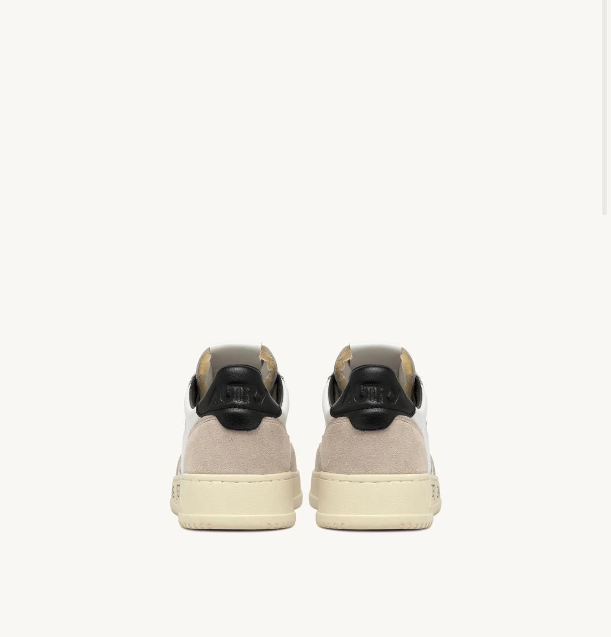 SCARPA MEDALIST LOW IN SUEDE E PELLE BIANCA E NERA CON LETTERING AUTRY