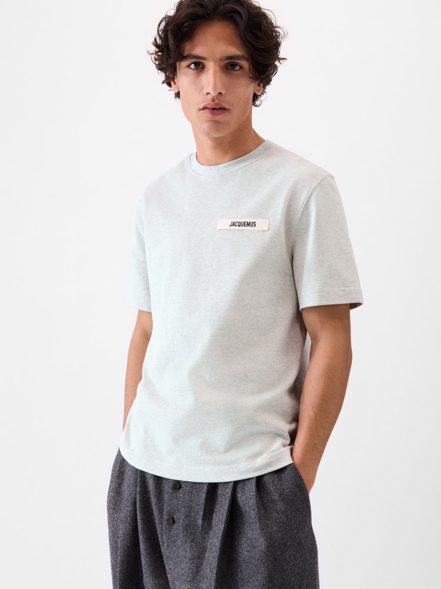 T-shirt JACQUEMUS  con logo in gros-grain.