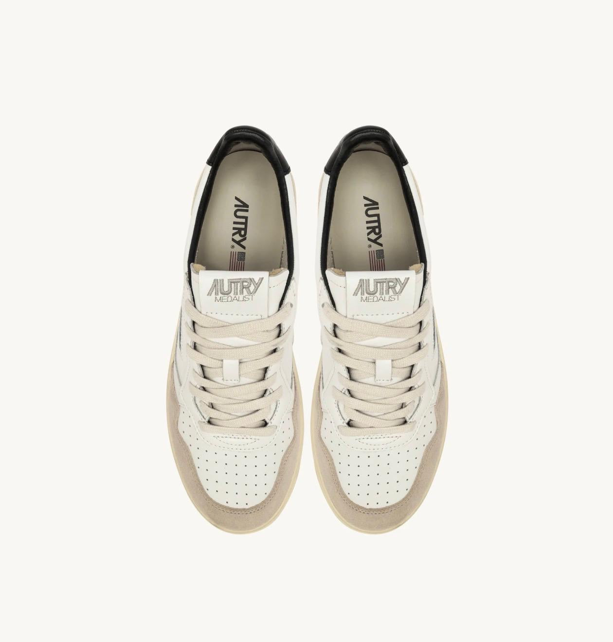 SCARPA MEDALIST LOW IN SUEDE E PELLE BIANCA E NERA CON LETTERING AUTRY